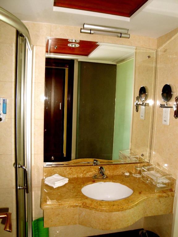 Overseas Chinese International Hotel Циндао Номер фото