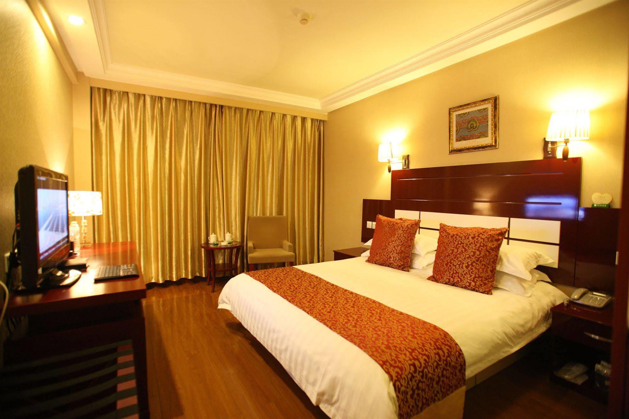 Overseas Chinese International Hotel Циндао Экстерьер фото